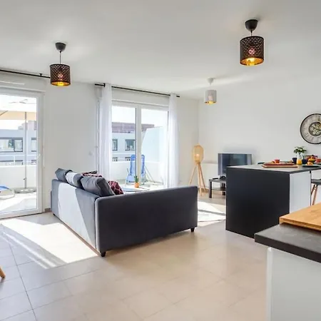 L17 Arenas 3 Balconies/parking, 5mins To The Sea Apartment