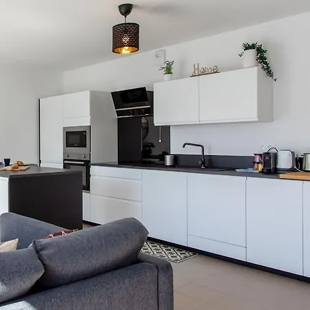 L17 Arenas 3 Balconies/parking, 5mins To The Sea Apartment